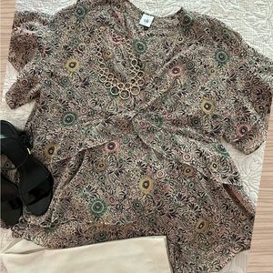 Cabi double layer blouse. Taupe/multi colored.